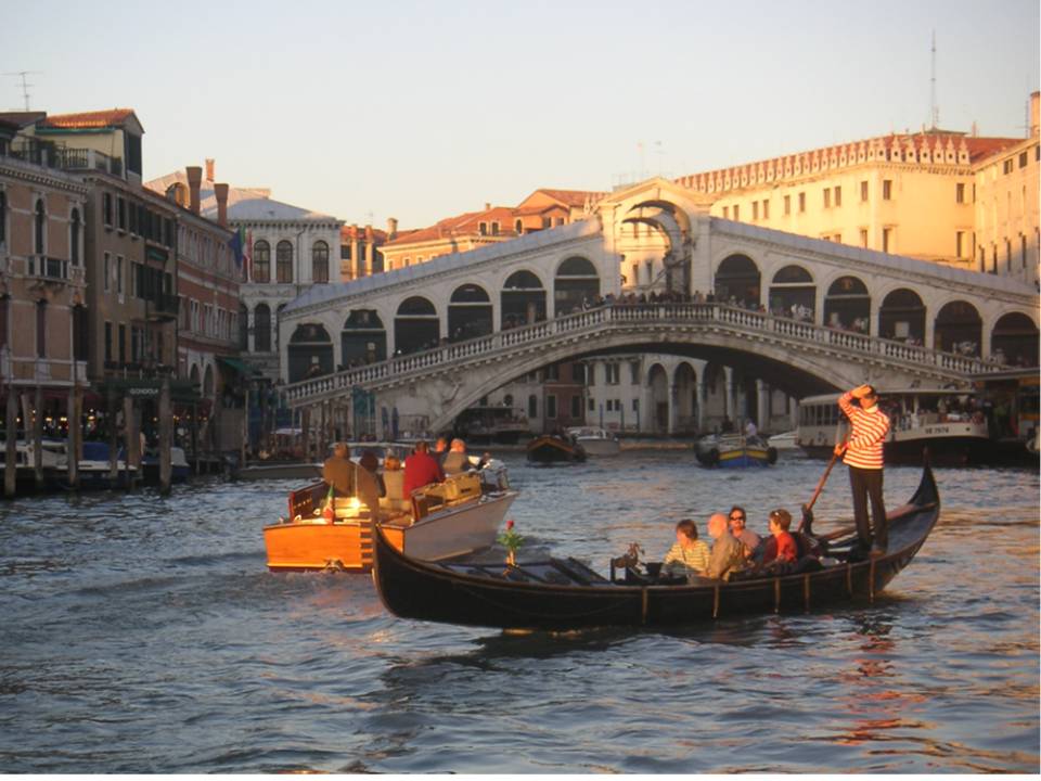 夕陽を浴びるヴェネチア運河