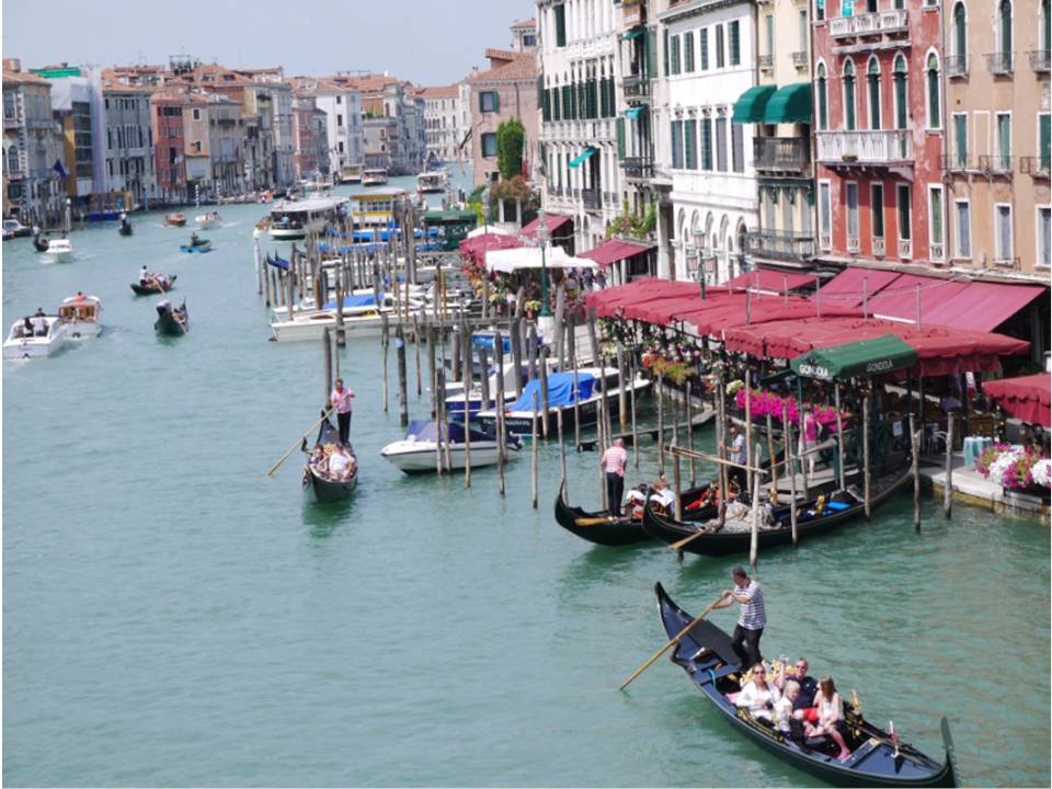 夕陽が眩しいｳﾞｪﾈﾁｱの運河